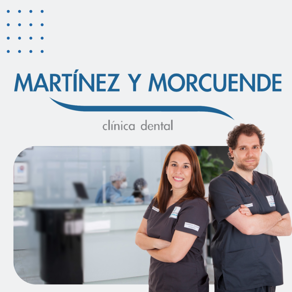 Dos dentistas con batas oscuras sonríen con los brazos cruzados en una moderna clínica dental, bajo el rótulo "Martínez y Morcuende Clínica Dental". de Hospital Dental de Moratalaz "Martínez y Morcuende"