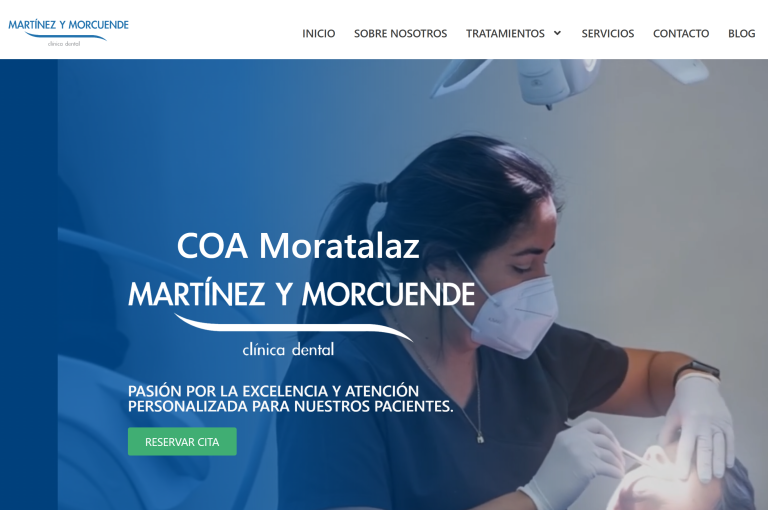 Un odontólogo de Moratalaz atiende a un paciente en COA Moratalaz clínica dental. Texto superpuesto promociona la clínica dental. de Hospital Dental de Moratalaz "Martínez y Morcuende"